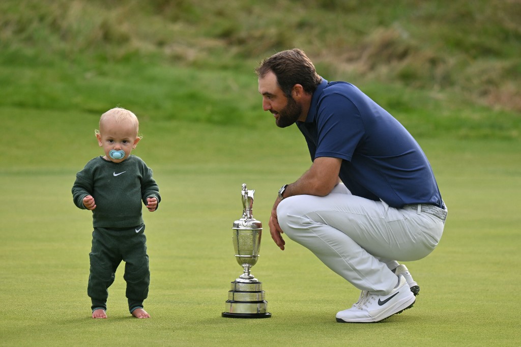 Scottie Scheffler e il piccolo Bennett gioca con la Claret Jug (foto di ANDY BUCHANAN / AFP)