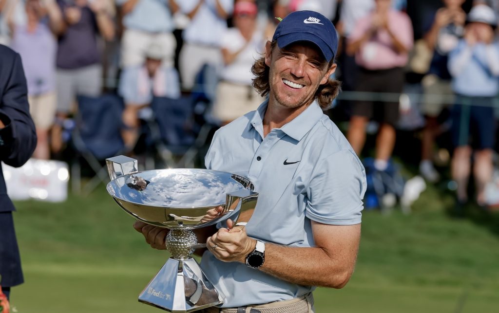 Tommy Fleetwood alza il trofeo della FedEx Cup (Foto EPA/ERIK S. LESSER)