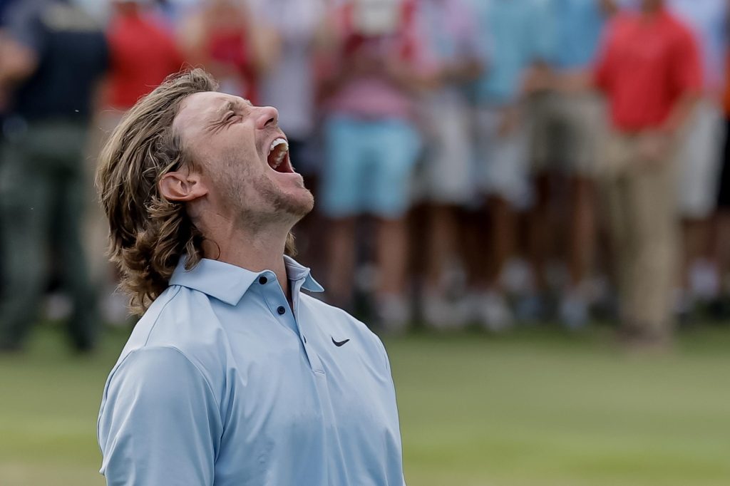 ATLANTA, Tommy Fleetwood alla 18 dopo aver vinto il Tour Championship 2025 (Foto EPA/ERIK S. LESSER)
