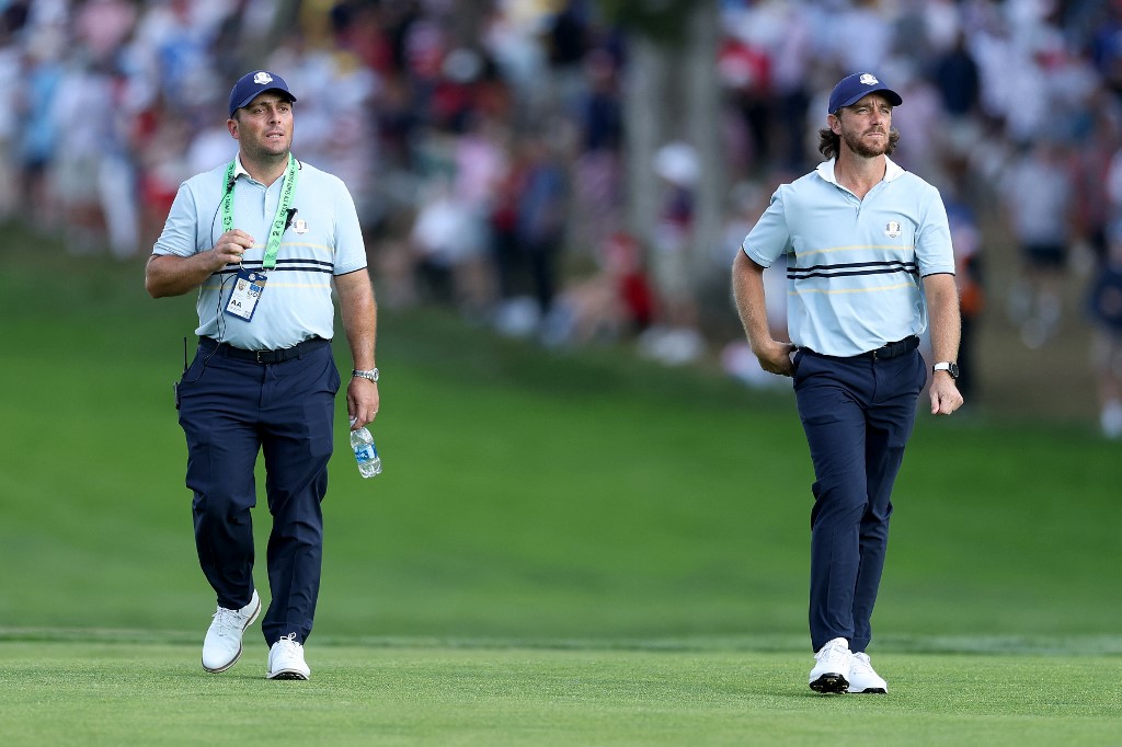 FARMINGDALE Il vice-capitano Francesco Molinari e Tommy Fleetwood alla buca 12 nei fourballs di venerdì pomeriggio alla Ryder Cup 2025 (Foto di Richard HEATHCOTE / GETTY IMAGES NORTH AMERICA / Getty Images via AFP)