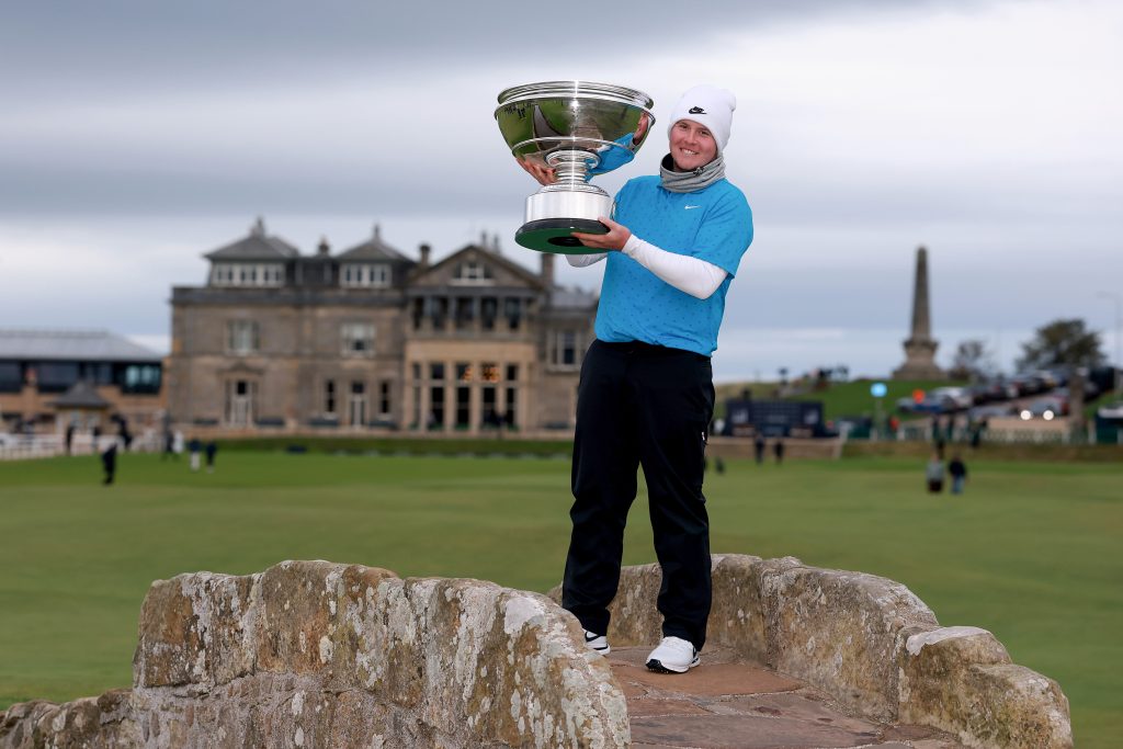 ST ANDREWS Robert MacIntyre solleva il trofeo sul Swilcan Bridge (Foto di Warren Little/Getty Images)
