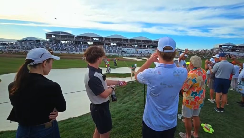 Phoenix Open: l'istante in cui lo spettatore si guadagna cento dollari da Jack Doherty (foto da video)