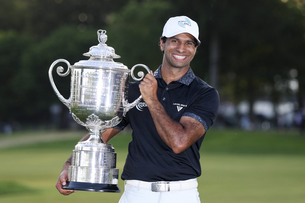 NEWTOWN, PENNSYLVANIA Aaron Rai con il The Wanamaker Trophy dopo aver vinto il PGA Championship 2026  (Foto di Richard HEATHCOTE / GETTY IMAGES NORTH AMERICA / Getty Images via AFP)