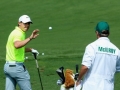 Rory McIlroy scherza col caddie