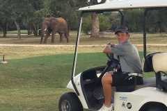 Il greenkeeper Jean Rossouw in posa con un elefante (foto IPA)