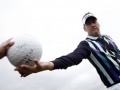 Ian Poulter firma una "pallina"