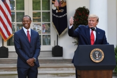 Trump e Woods sorridenti davanti ai giornalisti