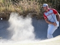 Dustin Johnson esce dal bunker alla 10